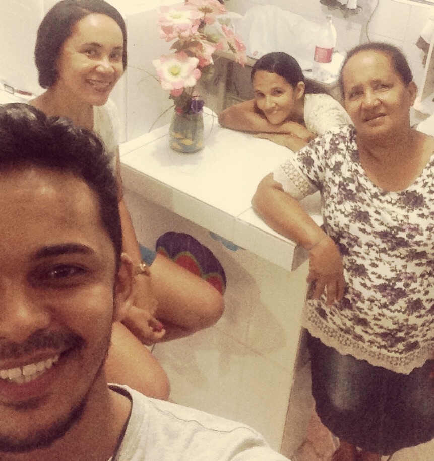 Eu, minha prima, minha mãe ae de cabeça baixa e a minha tia Helena (em pé)... <3
